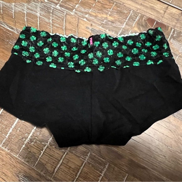 NWOT Victoria’s Secret Low Rise Boyshort extra small XS with lace clover trim - Picture 2 of 3